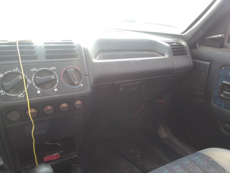 peugeot 205 furgoneta/hatchback del año 1996