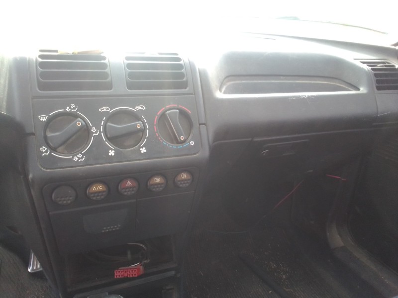 peugeot 205 furgoneta/hatchback del año 1996