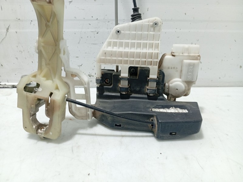 Recambio de cerradura puerta delantera derecha para kia carens (un) referencia OEM IAM 813201D020  