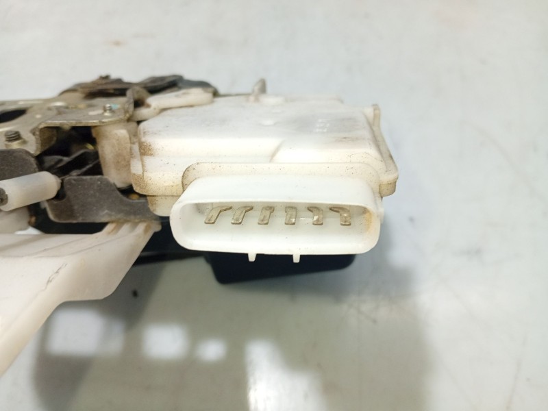 Recambio de cerradura puerta delantera derecha para kia carens (un) referencia OEM IAM 813201D020  