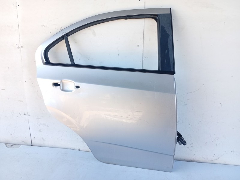 Recambio de puerta trasera derecha para chevrolet aveo berlina hatchback 1.2 cat referencia OEM IAM 95330583  