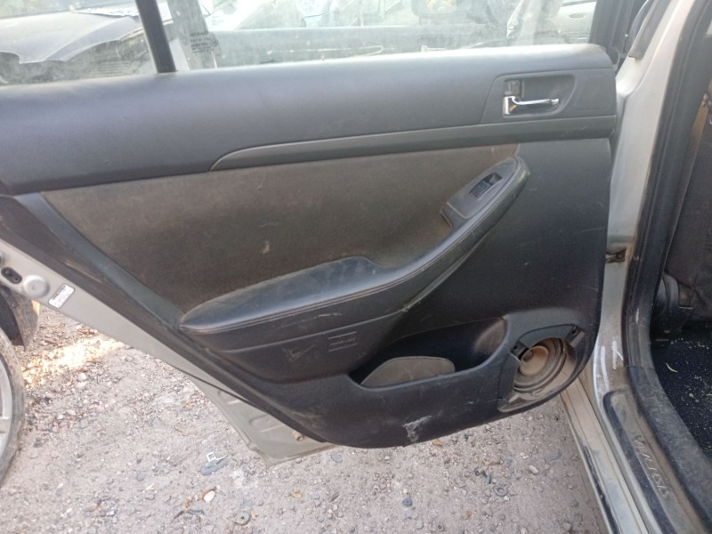 toyota avensis sedán (_t25_) del año 2005