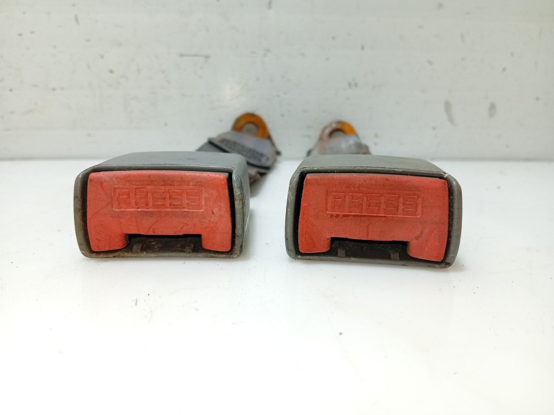 Recambio de enganche cinturon trasero izquierdo para peugeot 406 berlina (s1/s2) referencia OEM IAM 8974CX  