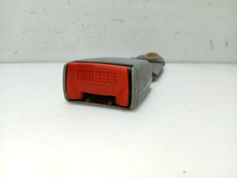 Recambio de enganche cinturon trasero derecho para peugeot 406 berlina (s1/s2) referencia OEM IAM 8974EA  