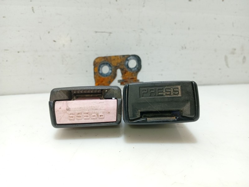 Recambio de enganche cinturon trasero izquierdo para peugeot 607 (s1) básico referencia OEM IAM 8973XE  