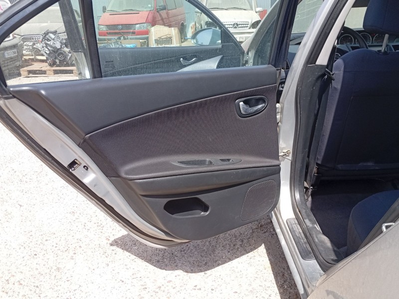 nissan primera hatchback (p12) del año 2004