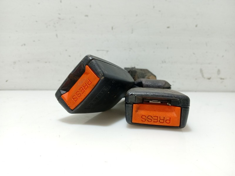 Recambio de enganche cinturon trasero derecho para nissan primera (p11) 2.0 16v referencia OEM IAM 888622F010  