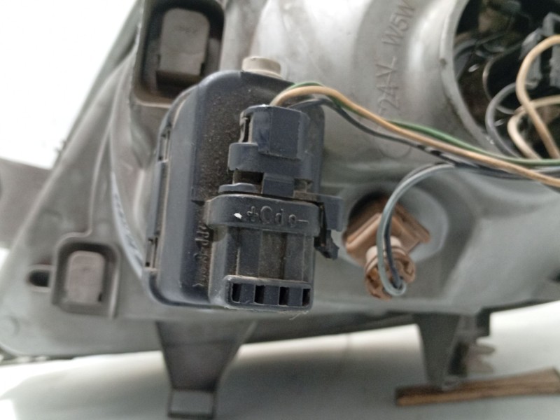 Recambio de faro derecho para nissan primastar autobús (x83) dci 80 referencia OEM IAM 2600000QAD 7700311372 91165720