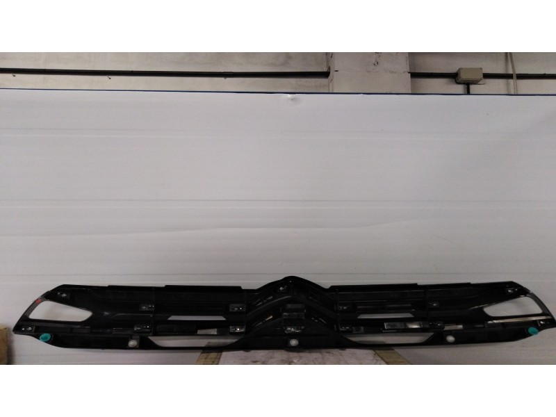 Recambio de rejilla delantera para citroën c4 aircross referencia OEM IAM 7450A811  