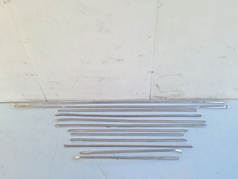 Recambio de moldura para mercedes-benz clase e (w114/w115) berlina 240 d referencia OEM IAM 02427KM  