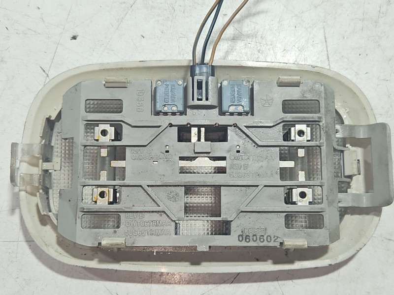Recambio de luz interior para dodge caliber 2.0 crd referencia OEM IAM 0YQ85DW1AA  
