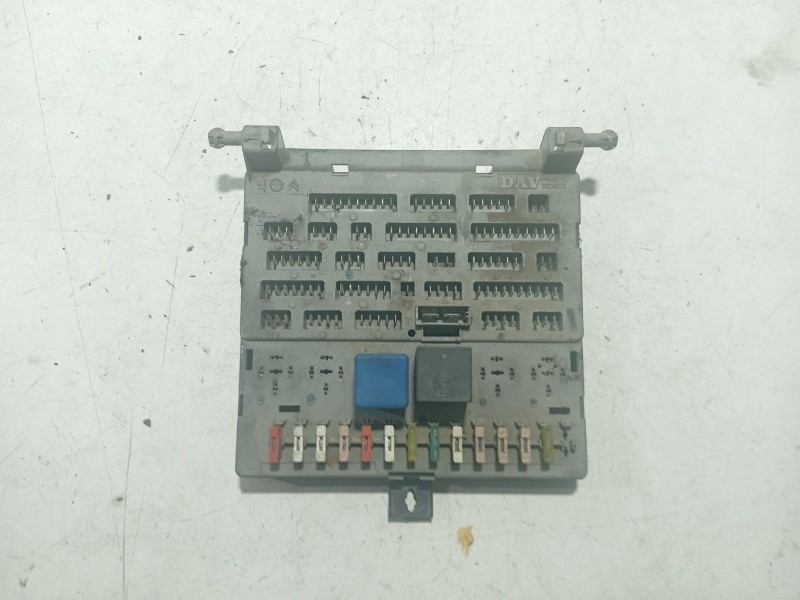 Recambio de caja reles / fusibles para peugeot 205 berlina referencia OEM IAM 4094214  