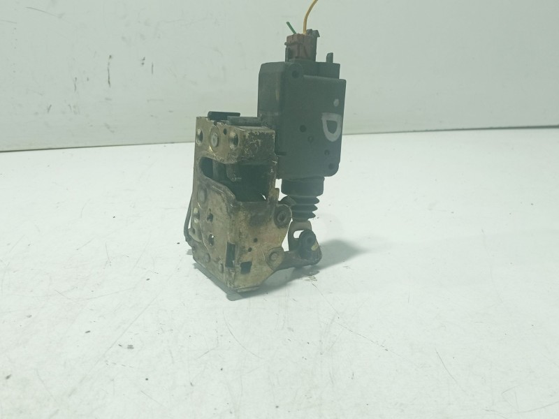 Recambio de cerradura puerta delantera derecha para peugeot 205 berlina referencia OEM IAM 9136A1  