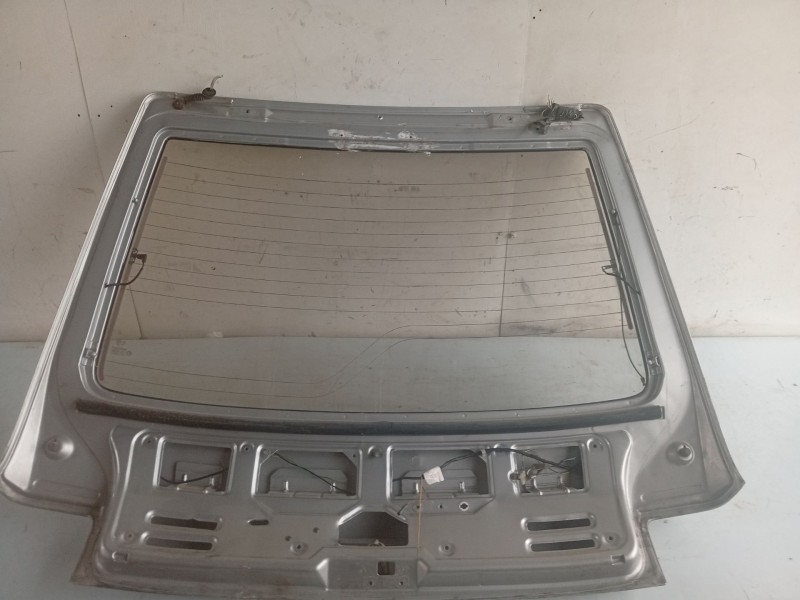 Recambio de porton trasero para peugeot 205 berlina referencia OEM IAM 8701F4  