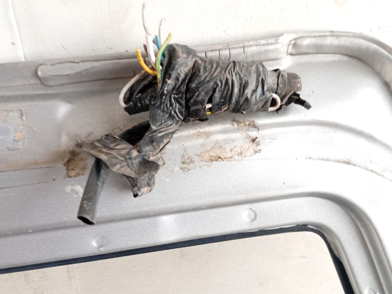 Recambio de porton trasero para peugeot 205 berlina referencia OEM IAM 8701F4  