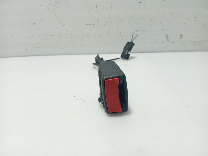 Recambio de anclaje cinturon delantero derecho para opel insignia berlina referencia OEM IAM 197915 13327468 391069001