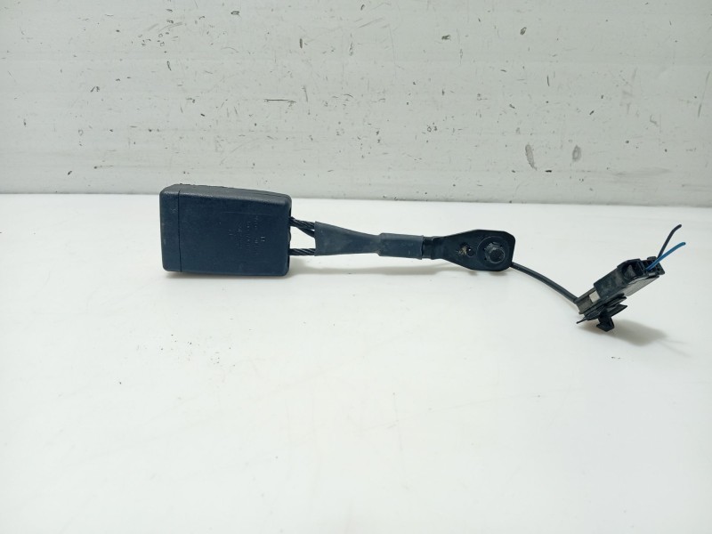 Recambio de anclaje cinturon delantero derecho para opel insignia berlina referencia OEM IAM 197915 13327468 391069001