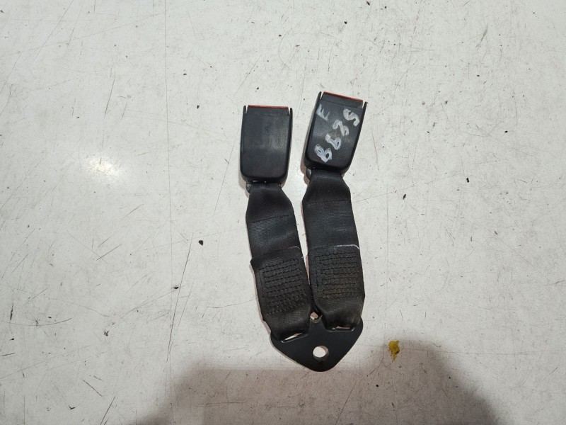 Recambio de anclaje cinturon trasero izquierdo para peugeot 205 berlina referencia OEM IAM 5298CTI  