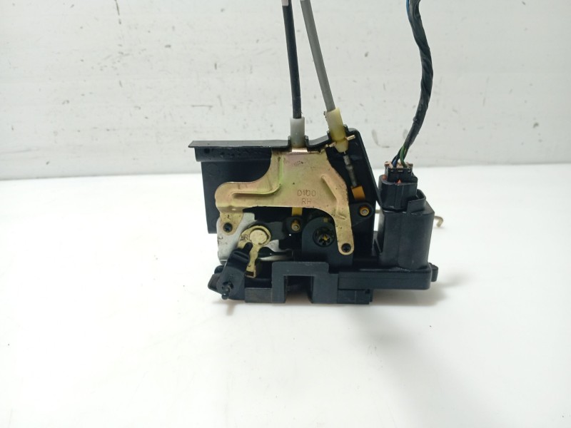 Recambio de cerradura puerta trasera derecha para ssangyong kyron 200 xdi limited referencia OEM IAM 7132008003  