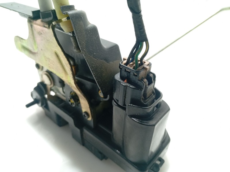 Recambio de cerradura puerta trasera derecha para ssangyong kyron 200 xdi limited referencia OEM IAM 7132008003  