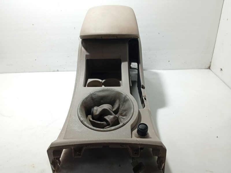 Recambio de consola central para ssangyong kyron 200 xdi limited referencia OEM IAM 7797009000EAN 7793132000 