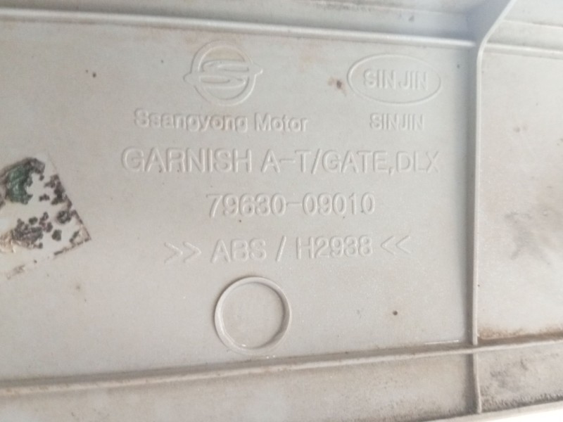 Recambio de moldura para ssangyong kyron 200 xdi limited referencia OEM IAM 7963009013  