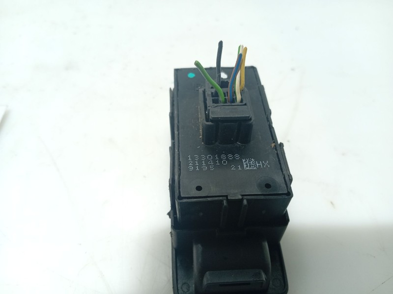 Recambio de mando elevalunas trasero derecho para opel insignia berlina referencia OEM IAM 13301888 211410 