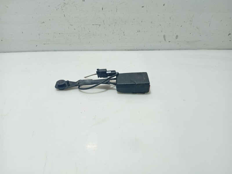 Recambio de anclaje cinturon delantero izquierdo para opel insignia berlina referencia OEM IAM 197972 13327466 