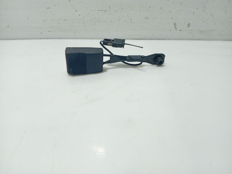 Recambio de anclaje cinturon delantero izquierdo para opel insignia berlina referencia OEM IAM 197972 13327466 