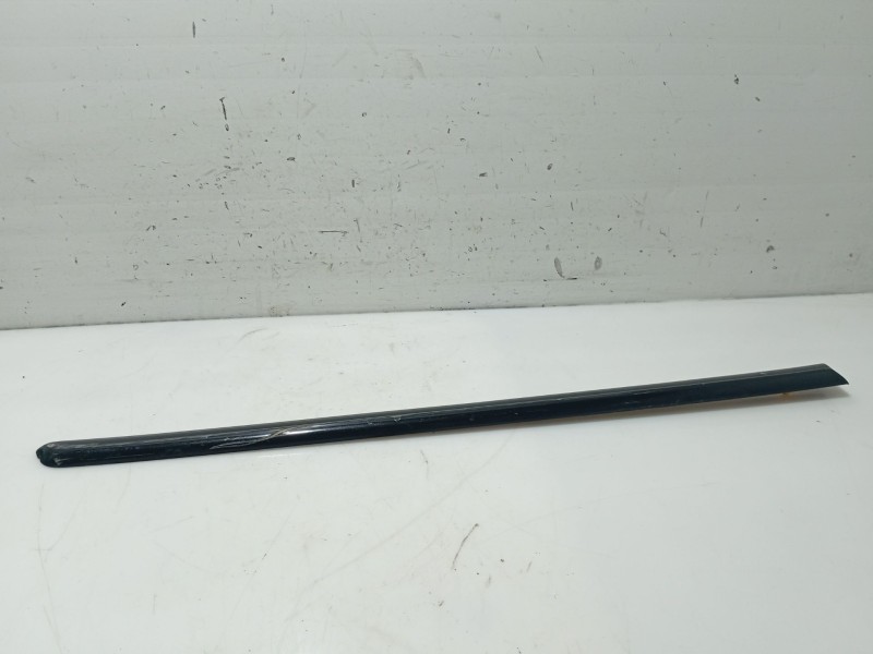 Recambio de moldura puerta trasera derecha para ssangyong kyron 200 xdi limited referencia OEM IAM  7954609000 