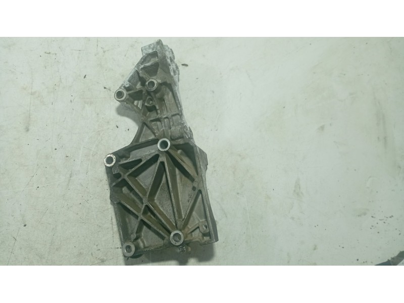 Recambio de soporte alternador para audi a3 (8p1) 1.9 tdi referencia OEM IAM 038903143AF  