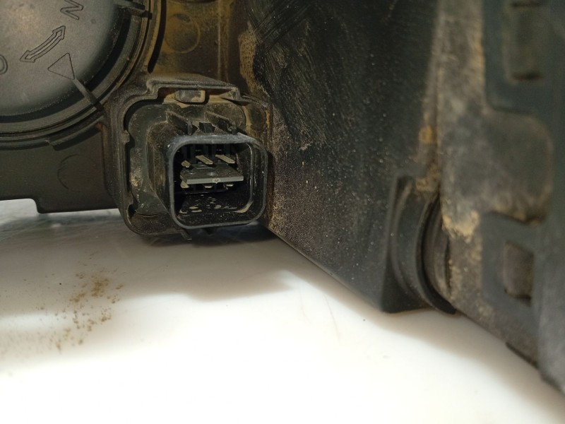 Recambio de faro derecho para ssangyong kyron 200 xdi limited referencia OEM IAM 8310208B14  