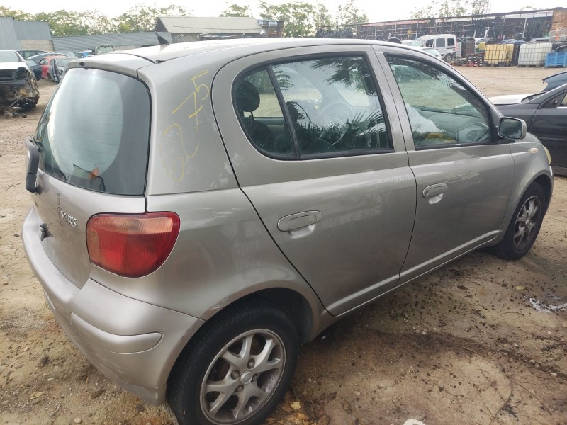 toyota yaris (_p1_) del año 2004