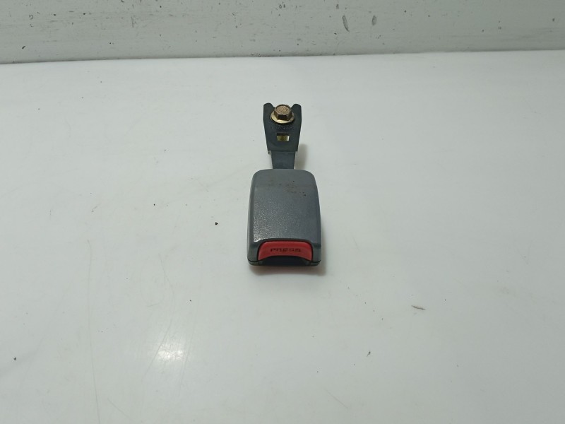 Recambio de anclaje cinturon delantero derecho para hyundai accent ii (lc) 1.3 referencia OEM IAM 8884025201SX  