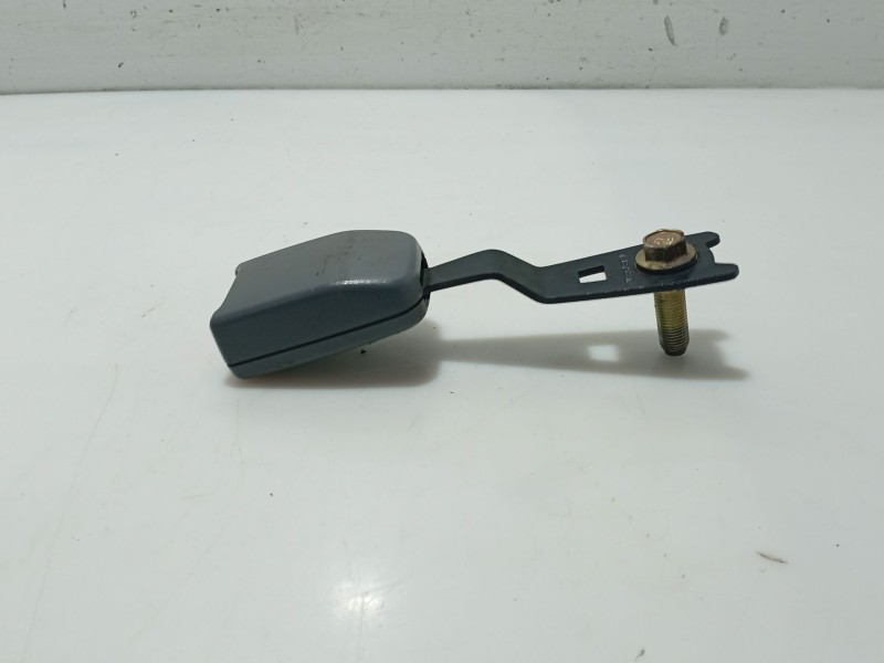 Recambio de anclaje cinturon delantero derecho para hyundai accent ii (lc) 1.3 referencia OEM IAM 8884025201SX  