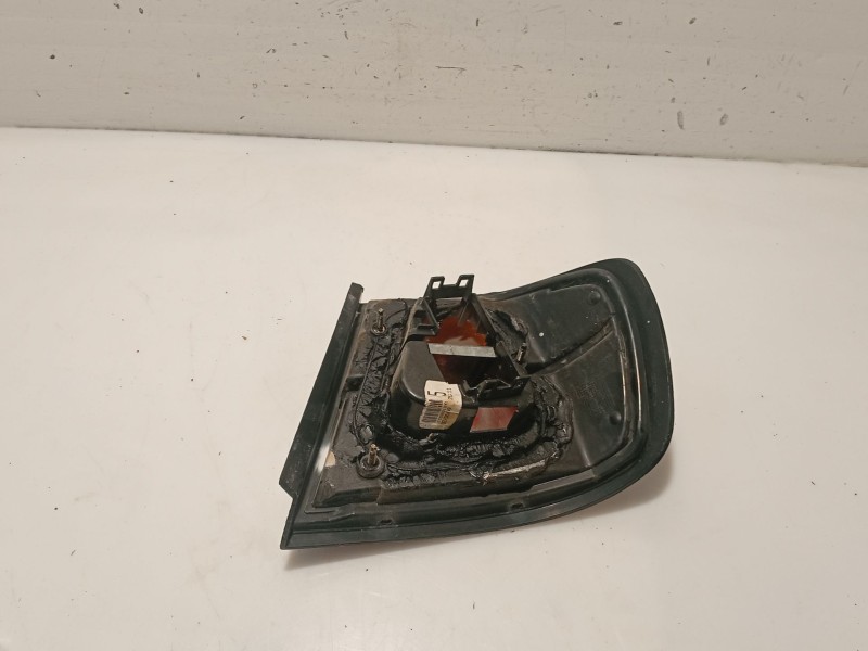 Recambio de piloto trasero izquierdo para nissan primera hatchback (p11) 2.0 td referencia OEM IAM 265552F025  