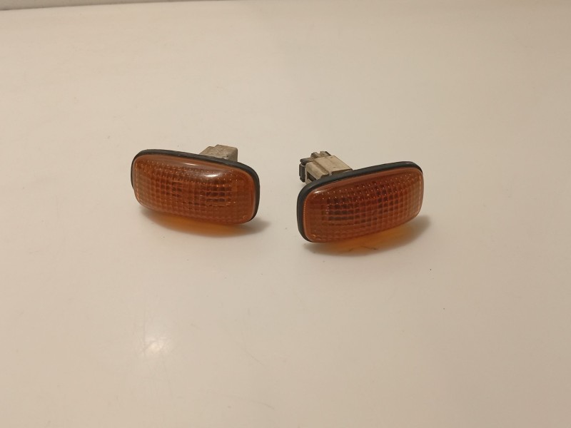 Recambio de piloto lateral izquierdo para nissan primera hatchback (p11) 2.0 td referencia OEM IAM 261609F000  