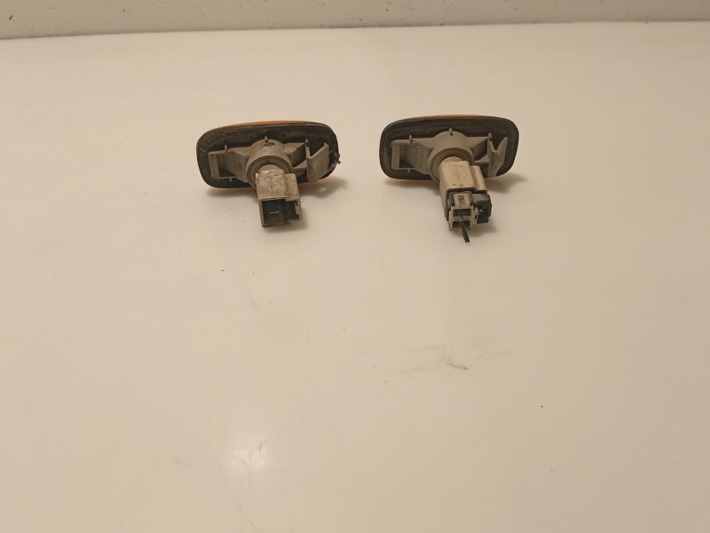 Recambio de piloto lateral izquierdo para nissan primera hatchback (p11) 2.0 td referencia OEM IAM 261609F000  
