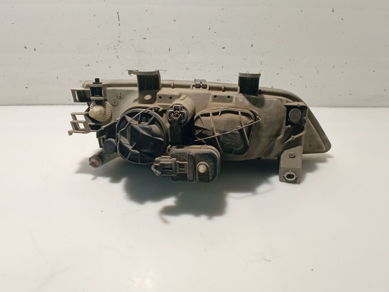 Recambio de faro derecho para nissan primera hatchback (p11) 2.0 td referencia OEM IAM 260102F925  