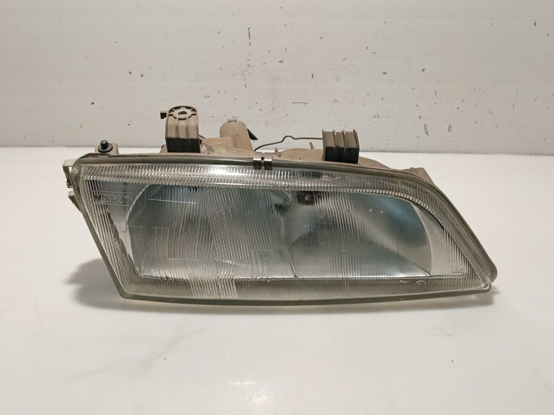 Recambio de faro izquierdo para nissan primera hatchback (p11) 2.0 td referencia OEM IAM 260602F925  
