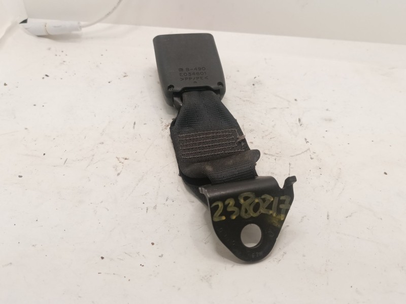 Recambio de anclaje cinturon trasero central para toyota yaris (ksp9/scp9/nlp9) referencia OEM IAM 733900D050C0  