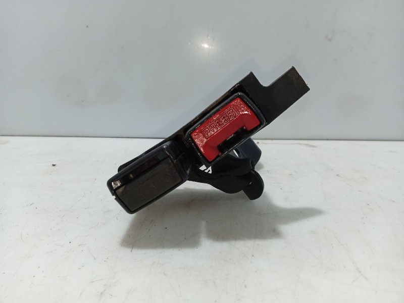 Recambio de anclaje cinturon trasero central para renault clio iii referencia OEM IAM 33047670  