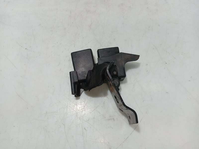 Recambio de anclaje cinturon trasero central para renault clio iii referencia OEM IAM 33047670  