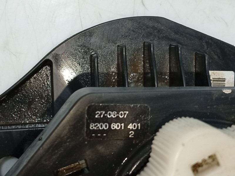 Recambio de soporte para renault clio iii referencia OEM IAM 8200601401  