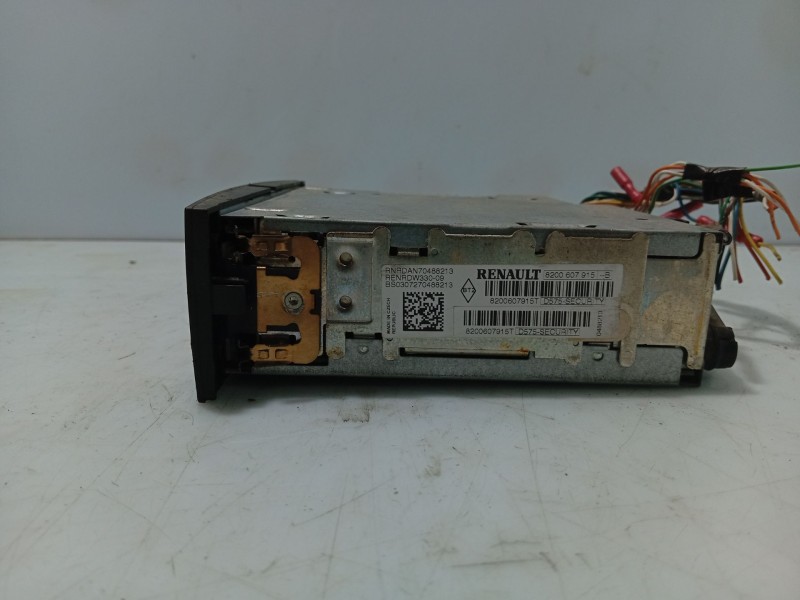 Recambio de sistema audio / radio cd para renault clio iii referencia OEM IAM 8200607915  