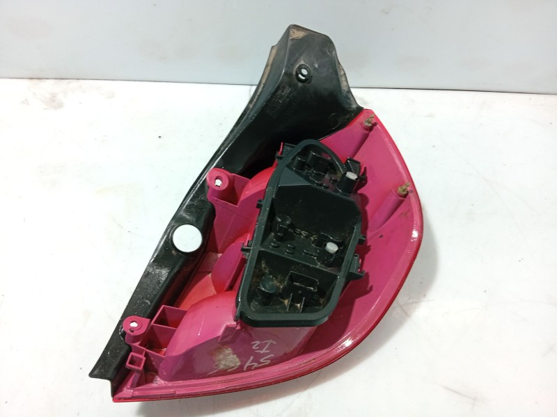 Recambio de piloto trasero izquierdo para renault clio iii referencia OEM IAM 7700427289  