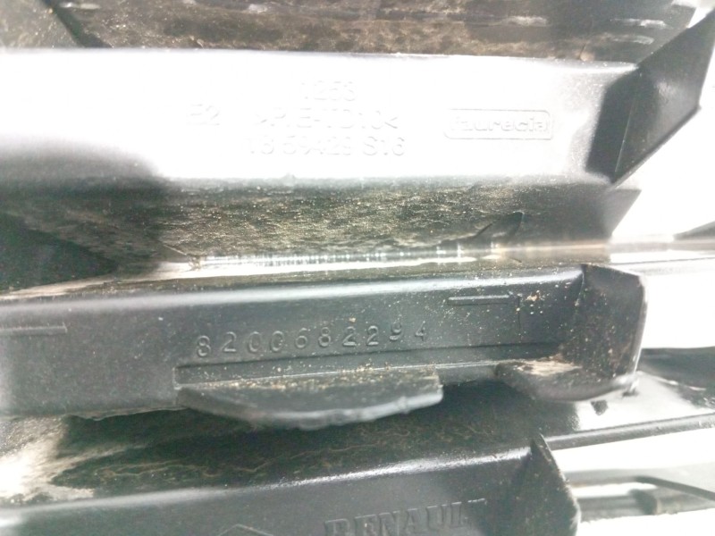 Recambio de moldura para renault clio iii referencia OEM IAM 8200682294  