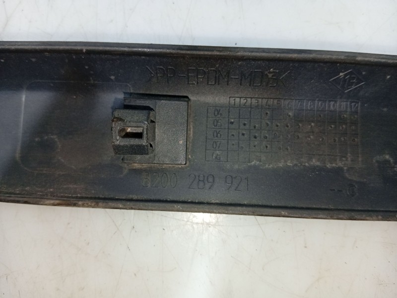 Recambio de moldura para renault clio iii referencia OEM IAM 8200289921  