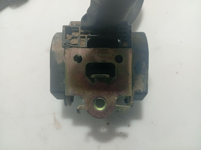 Recambio de cinturon seguridad trasero derecho para peugeot 206 berlina referencia OEM IAM 8975R0  