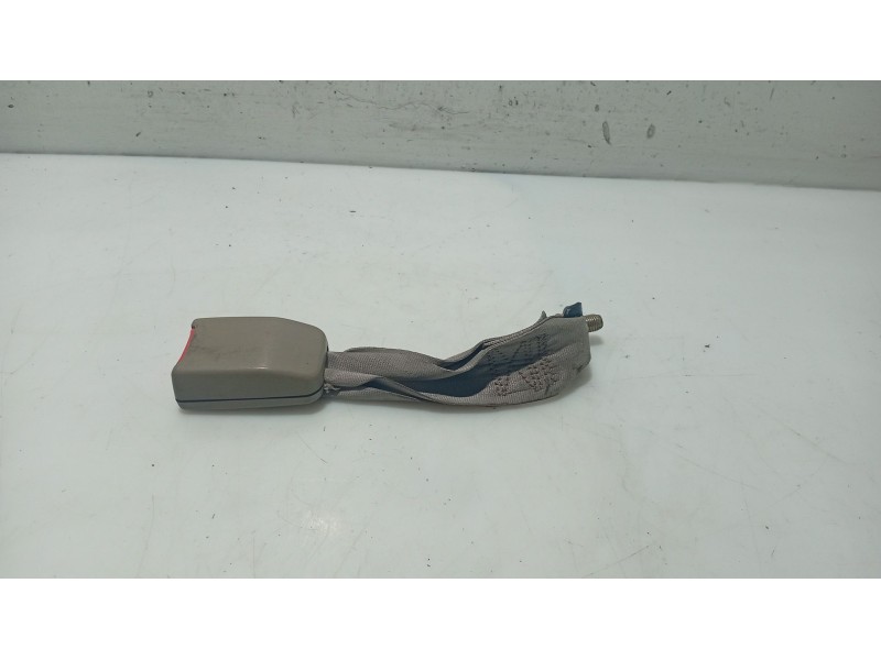 Recambio de anclaje cinturon trasero derecho para hyundai xg 3.0 xg referencia OEM IAM 1H3305142  